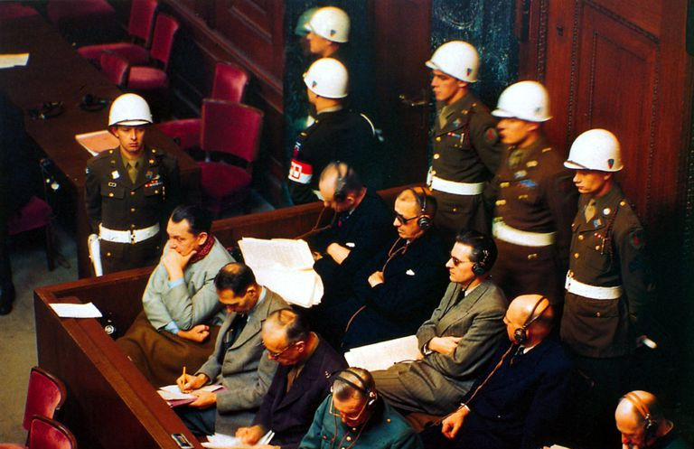 Photo des accusés au procès de Nuremberg en 1945.