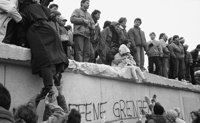 Austrumberlīnieši Berlīnes mūra virsotnē, 1989