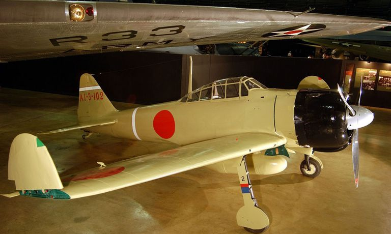 Mitsubishi A6M Zero dentro de un museo.