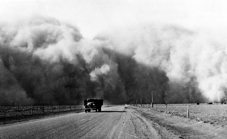 Na południe od Lamar w stanie Kolorado za ciężarówką jadącą autostradą 59, maj 1936 r. pojawia się duża chmura pyłu