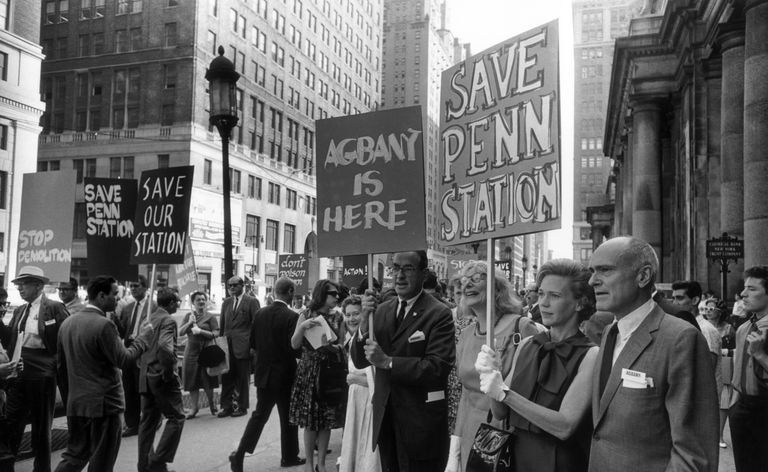 1963 年、ペンシルベニア駅を取り壊しから救うため、ジェーン ジェイコブズらがピケを張る