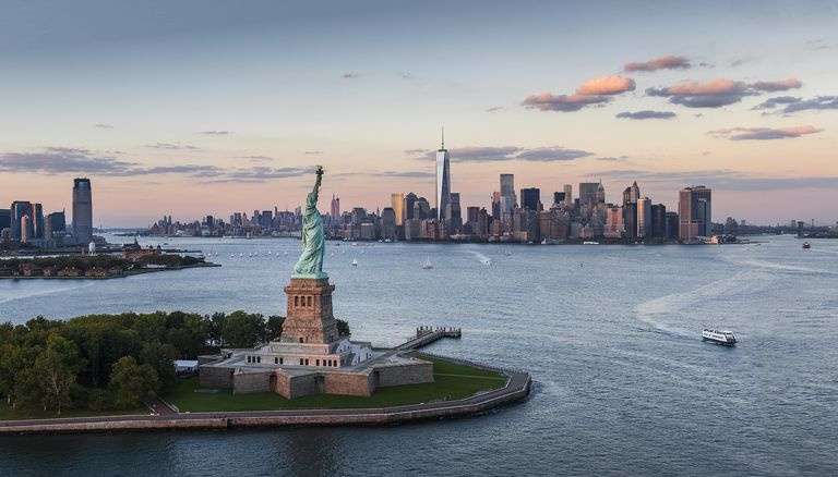 Estatua de la libertad al atardecer