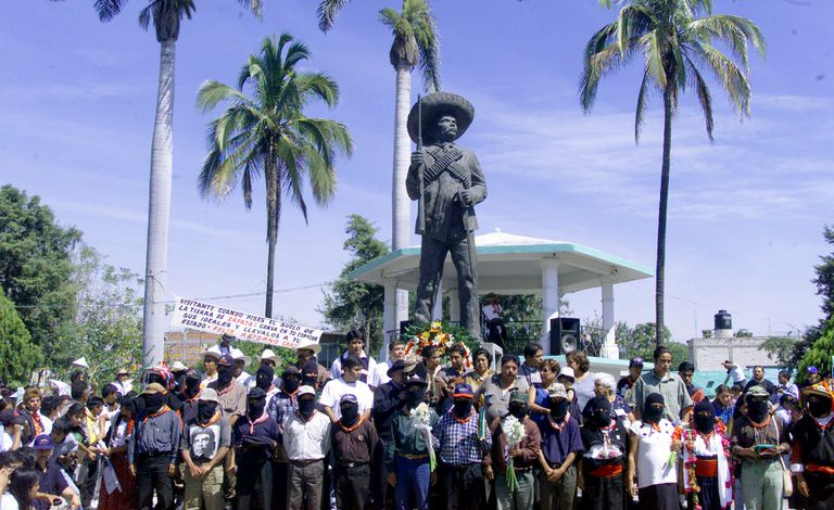 O EZLN fica em frente a uma estátua de Emiliano Zapata