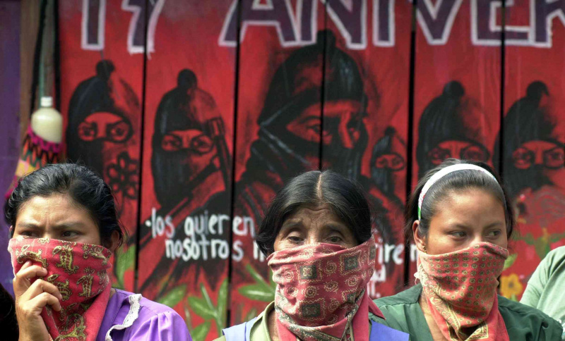 Três mulheres zapatistas com rostos mascarados