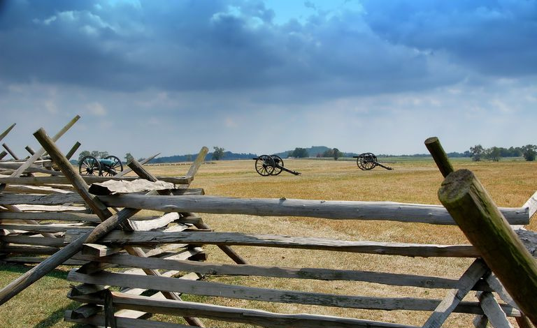 Bürgerkriegskanonen auf einem historischen Schlachtfeld.