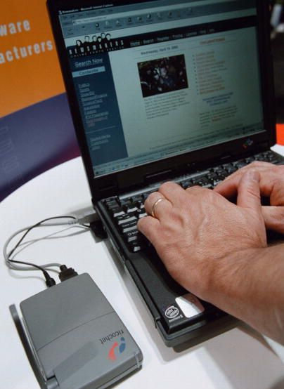 Pokaz bezprzewodowego modemu mobilnego Ricochet na targach COMDEX Wiosna 2000