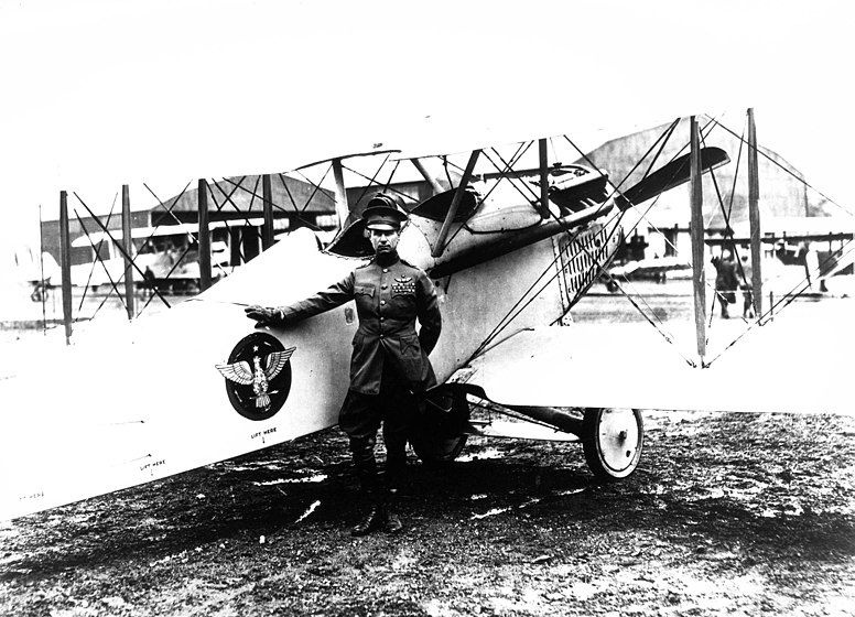 Billy Mitchell junto a un avión.