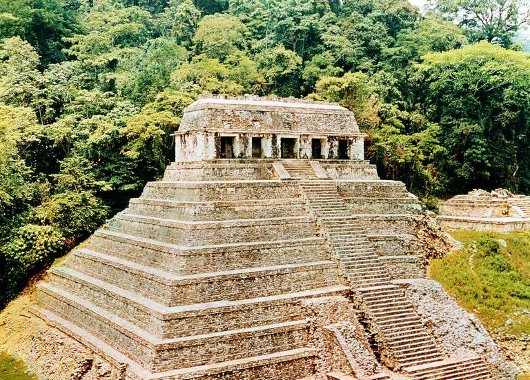Pirámide y Templo de las Inscripciones, Palenque, México, a plena luz del sol.