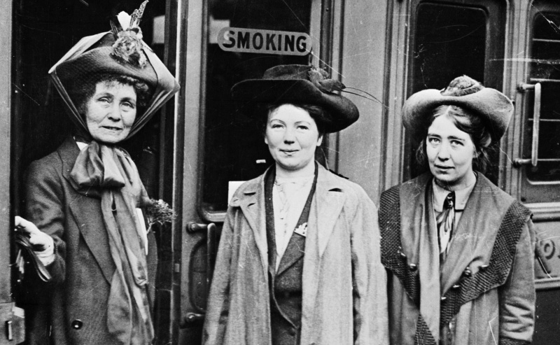 Emmeline, Christabel y Sylvia Pankhurst, Estación de Waterloo, Londres, 1911