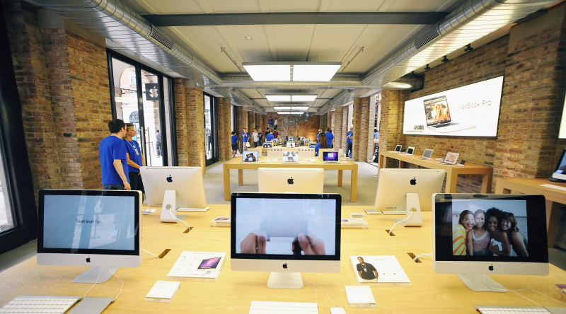 Tabele produktów Apple Mac na wystawie w Apple Store w Londynie