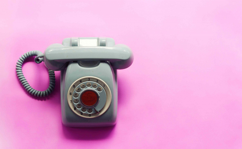 Zbliżenie telefonu na różowym tle