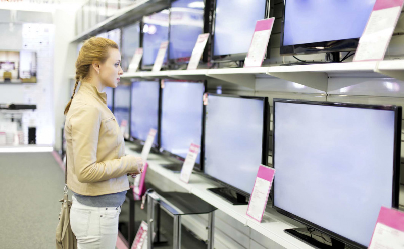 Kobieta kupująca telewizor