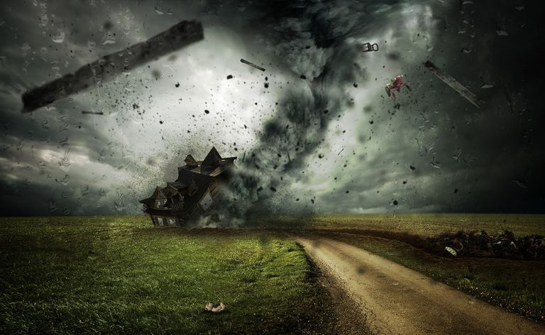 Tornade entrant en contact avec une maison dans un paysage plat.