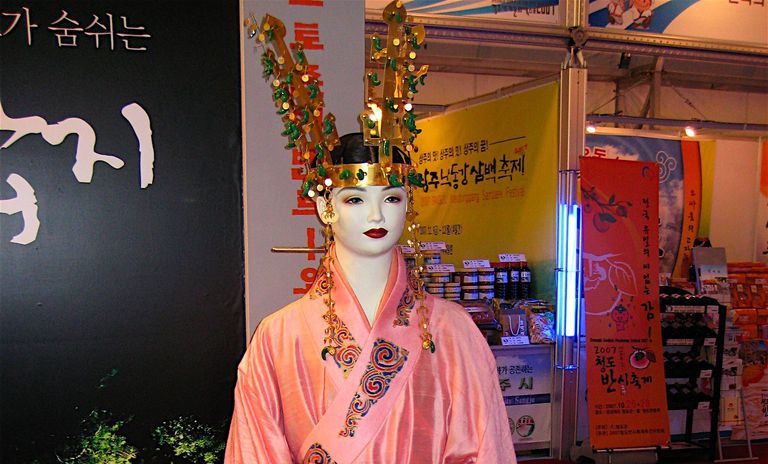 Mannequin iført den tradisjonelle kongelige kjolen og kronen av Silla Kingdom.