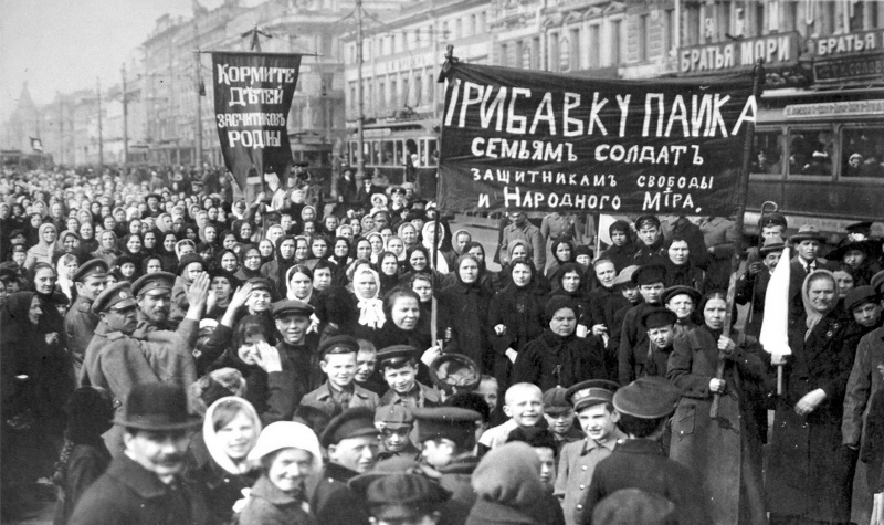 Streikoja Putilova strādniekus februāra revolūcijas pirmajā dienā, Sanktpēterburga, Krievija, 1917. Mākslinieks: Anon