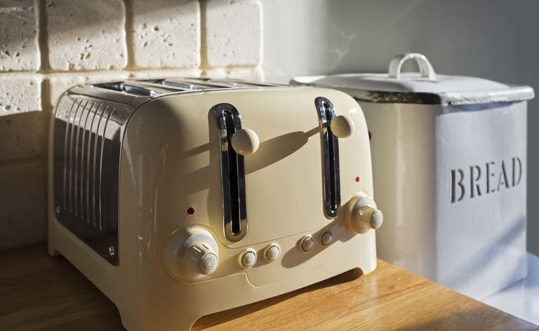 Ein Toaster und ein Brotkasten auf einer sonnigen Küchentheke