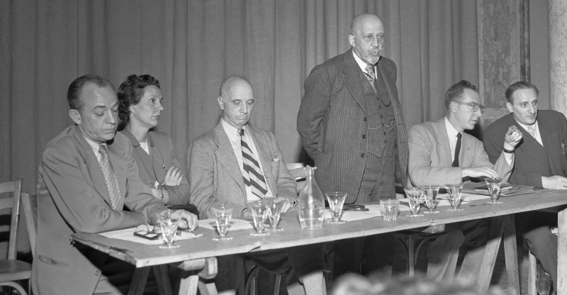 WEB. Dubois de pie en la mesa