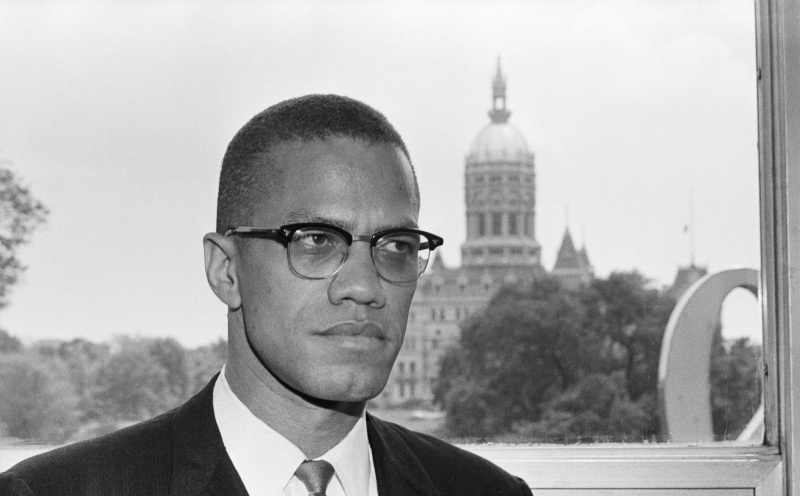 Malcolm X frente al Capitolio de Connecticut