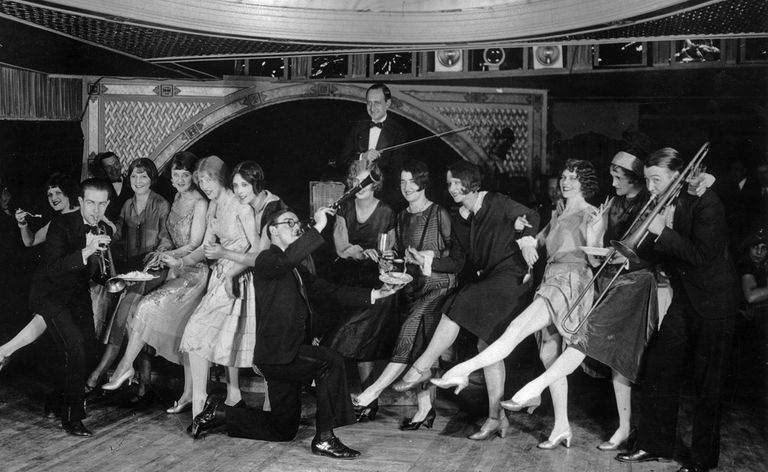 Flappers dejo, kamēr mūziķi uzstājas deju konkursa laikā Čārlstonā, Dienvidkarolīnā, 1926. gadā