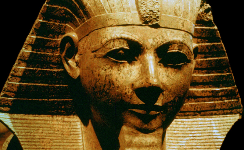 Escultura egipcia de Hatshepsut con barba ceremonial