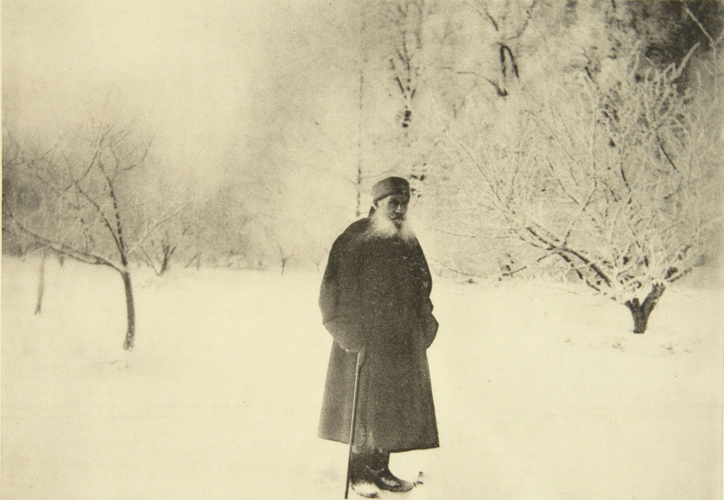 Autor ruso León Tolstoi dando un paseo de invierno, 1900. Artista: Sophia Tolstaya