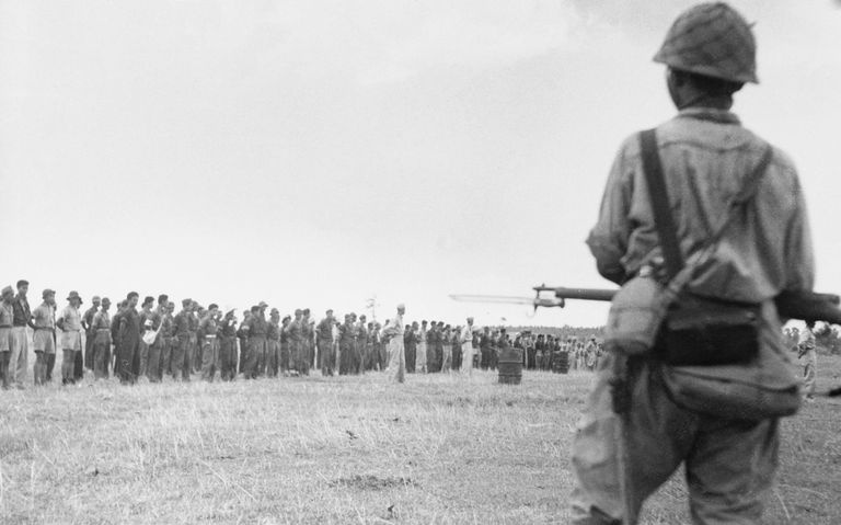 Troupes philippines et américaines attendant en formation