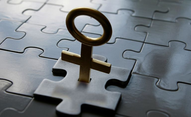 Simbolo femminile come chiave di un puzzle