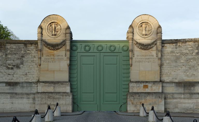 Główne wejście na cmentarz Père Lachaise w Paryżu, z wygrawerowanym napisem