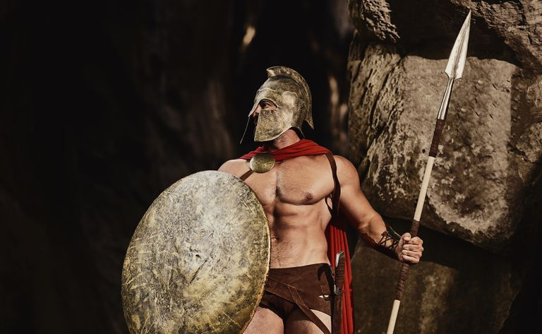 Gladiatore potente in posa sulle rocce