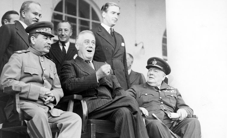 Čiernobiela fotografia Stalina, Roosevelta a Churchilla počas teheránskej konferencie.