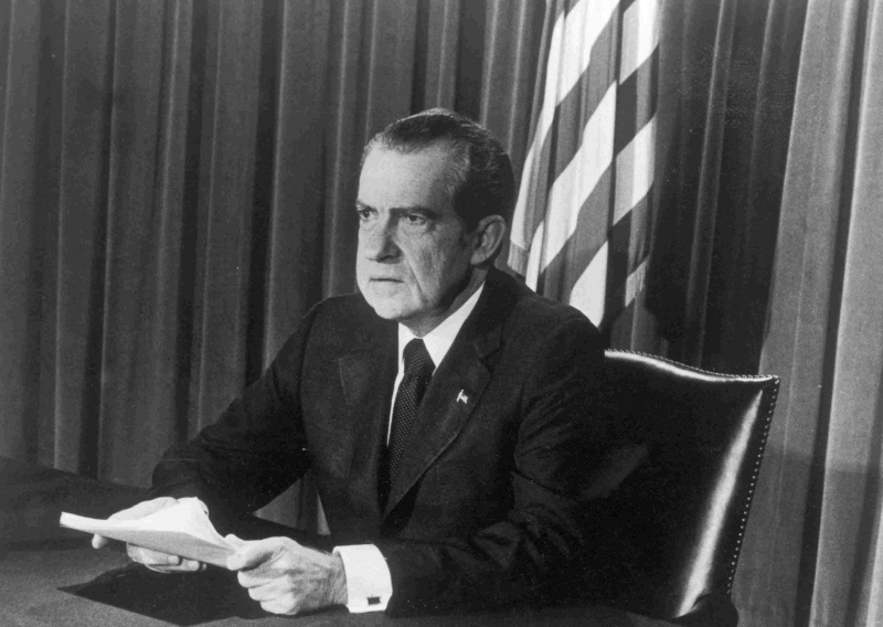El presidente Richard Nixon se sienta en su escritorio mientras anuncia su renuncia.