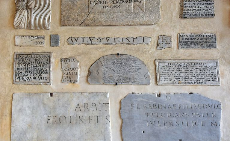 Placas de mármol con inscripciones en latín antiguo
