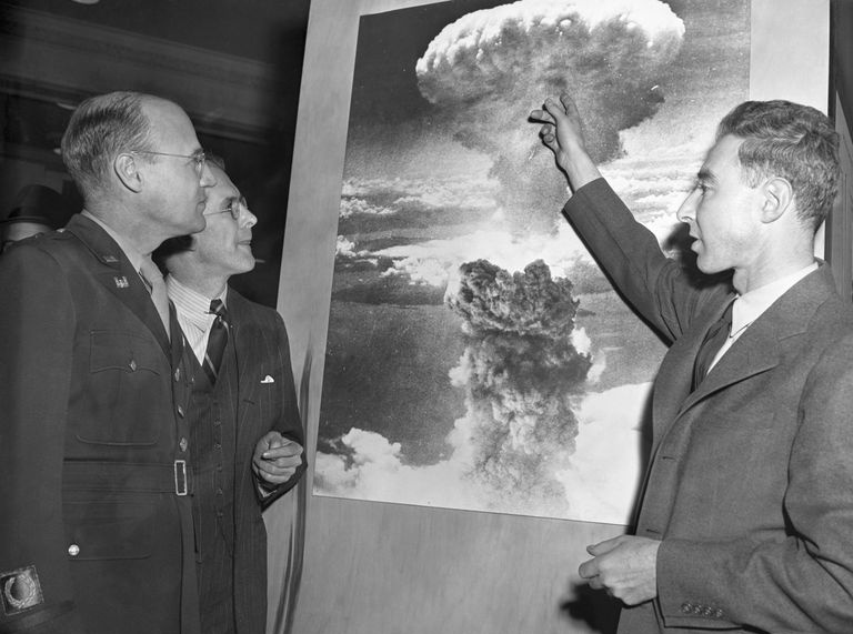 J. Robert Oppenheimer, til høyre