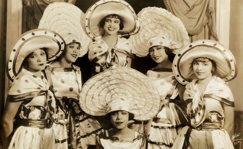 Josephine Baker e le ragazze del coro nello spettacolo di Broadway Chocolate Dandies 1924