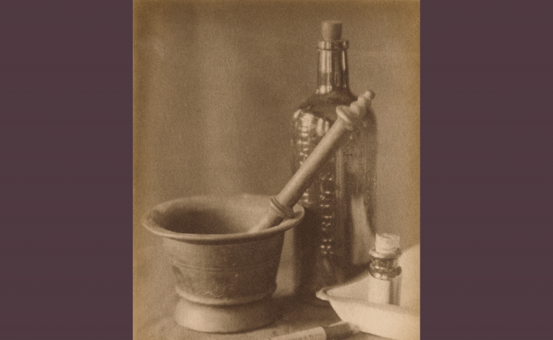 Martwa natura w ciemni autorstwa Doris Ulmann; odbitka platynowa, 1918