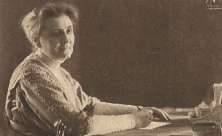 Jane Addams pisze list przy swoim biurku