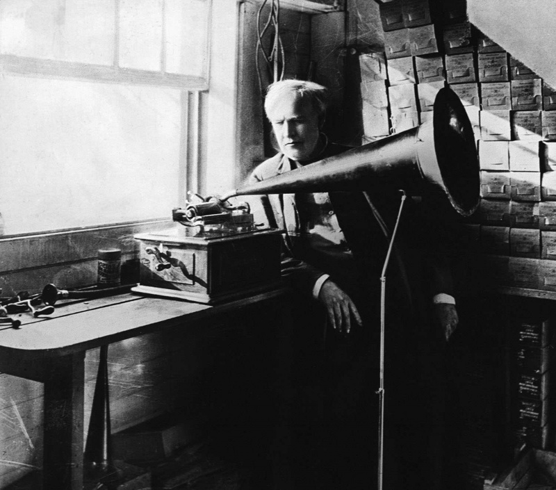 Thomas Edison con su primer fonógrafo