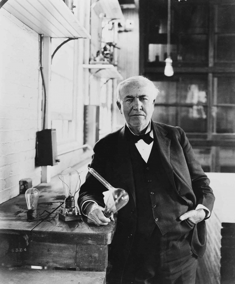 El inventor Thomas Alva Edison (1847-1931) muestra las lámparas incandescentes que creó en su laboratorio de Menlo Park en Nueva Jersey