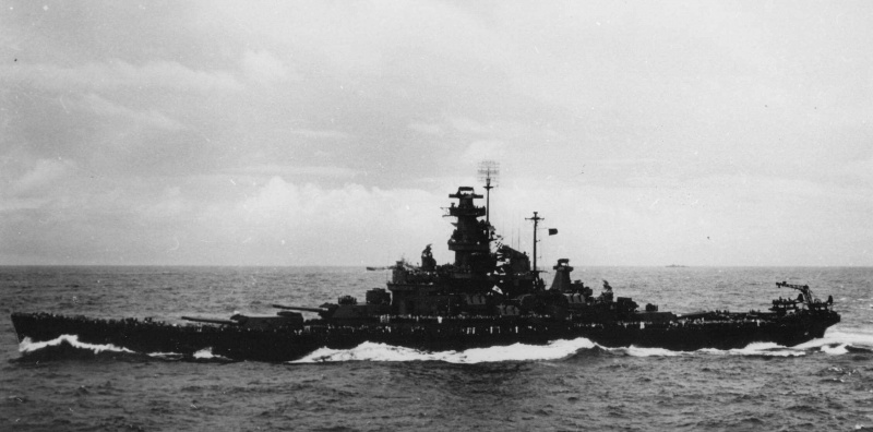 Cuirassé USS Alabama (BB-60) en mer.