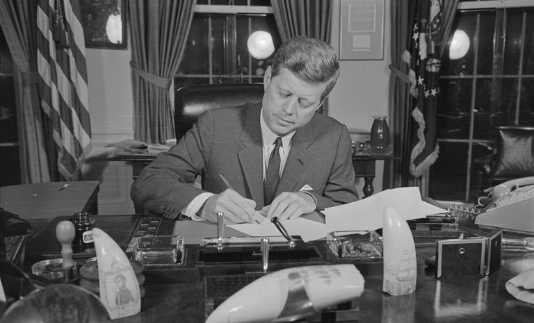 Prezydent John F. Kennedy w Gabinecie Owalnym
