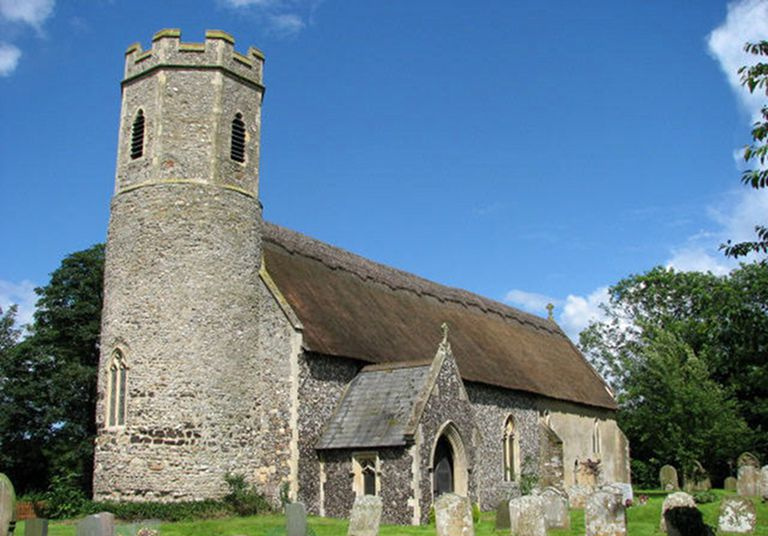Igreja em Mautby com cemitério