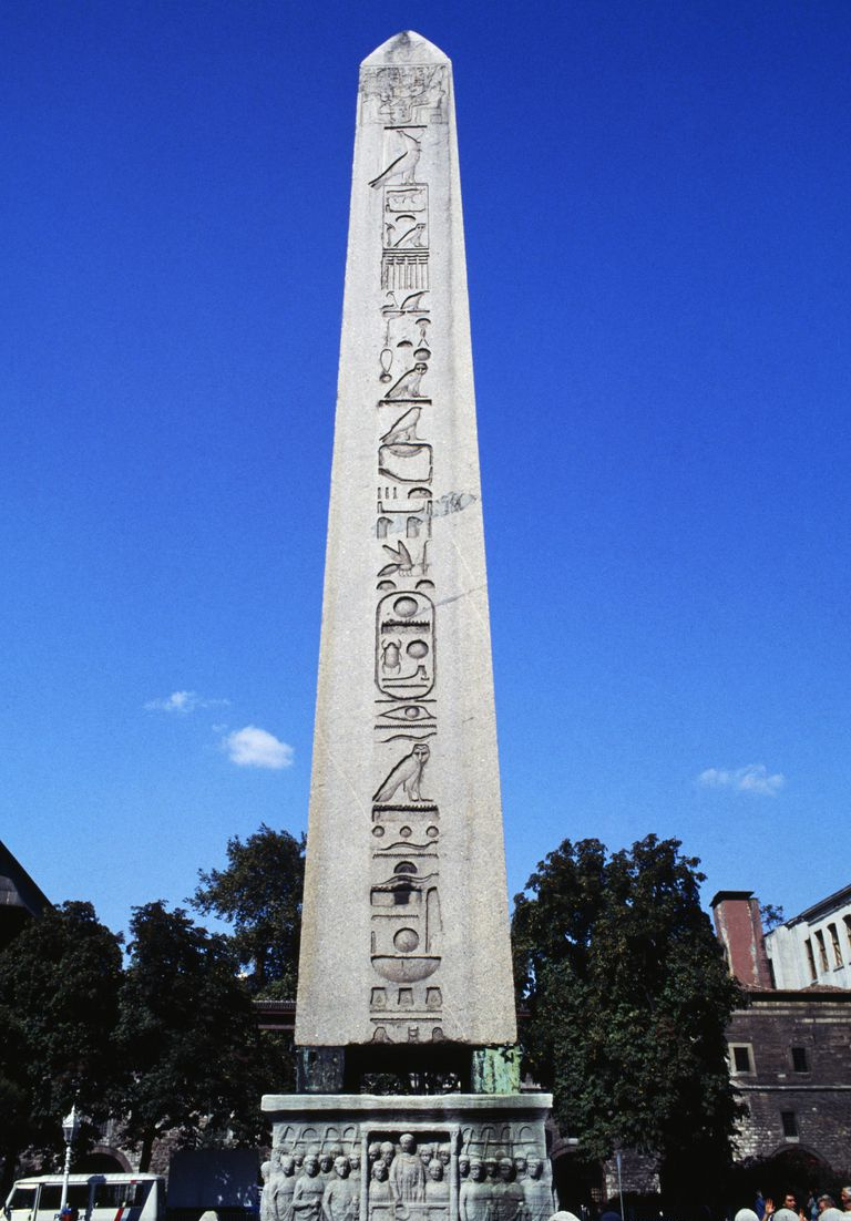 Teodosija I obelisks pret zilām debesīm