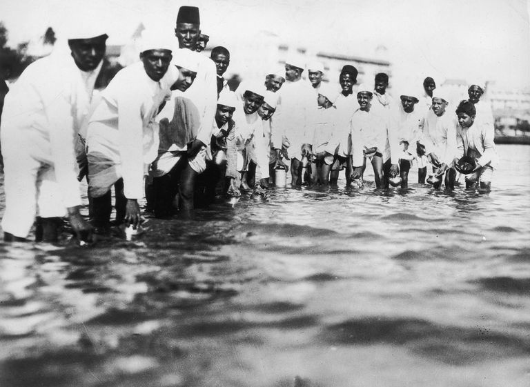 ガンジーの信奉者は、1930 年にインドで行われた塩の行進で、イギリスの植民地時代の塩税に抗議してペットボトルに海水を満たしました。