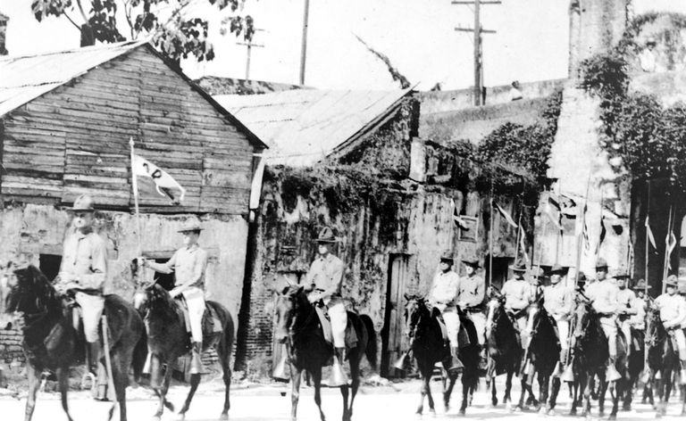 Marines montés américains entrant à Saint-Domingue, République dominicaine, pendant l