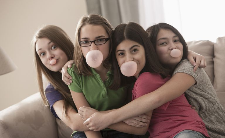 4 ragazze che masticano gomma da masticare