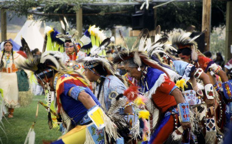 Menn danser på Rocky Boy Pow Wow, Montana