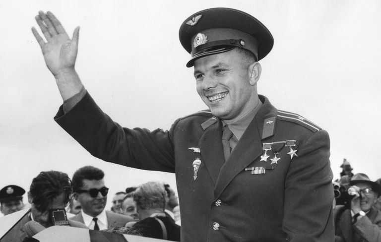 Juri Gagarin winkt