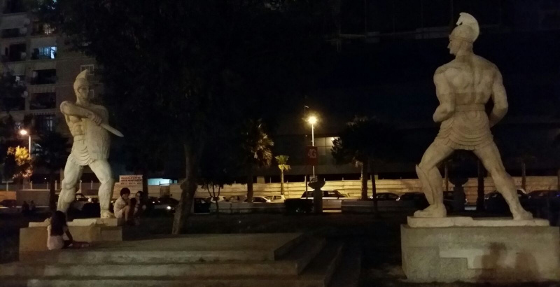 Statue di due gladiatori che si fronteggiano in una piazza.