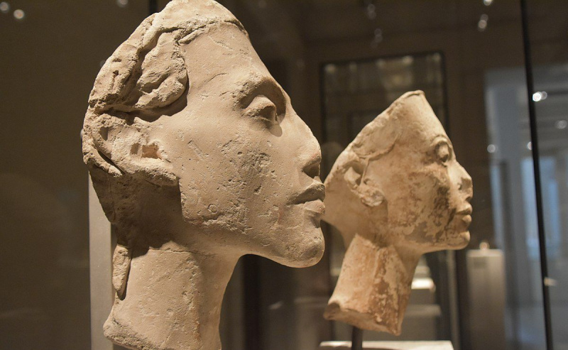 Busti di Nefertiti e Akhenaton, vista di profilo.