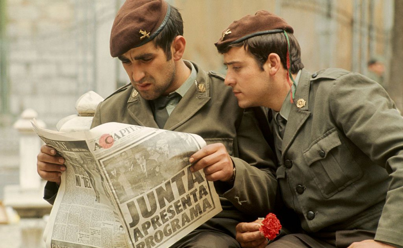 Zwei portugiesische Soldaten, die eine Zeitung lesen, um sich über den Putsch zu informieren.